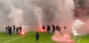 NAVIJAČ OPTUŽEN ZA POKUŠAJ UBISTVA NA STADIONU! "Ratni prizori" u Belgiji, zabeležena dva teška incidenta! (VIDEO)