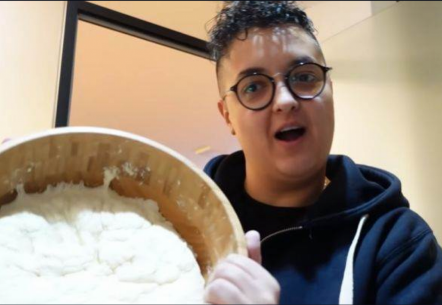 URNEBESNI SNIMAK MARIJE ŠERIFOVIĆ! Pevačica odlučila da umesi slavski kolač, evo kako se završilo! (VIDEO)