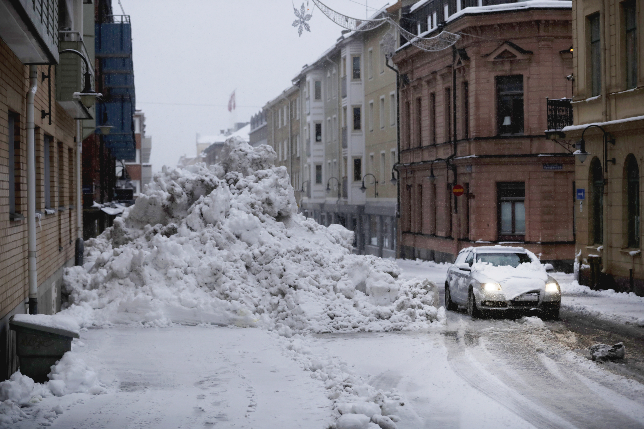 SAVETI KOJI MOGU DA VAM SPASU ŽIVOT 80% vozača ne zna da vozi po snegu, najbitnije je da ne kočite naglo!