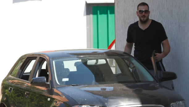LABOVIĆ DEMOLIRAO SESTRIN STAN! Košarkaš se nije smirio nakon otimanja taksija, prebačen u bolnicu "Laza Lazerević"
