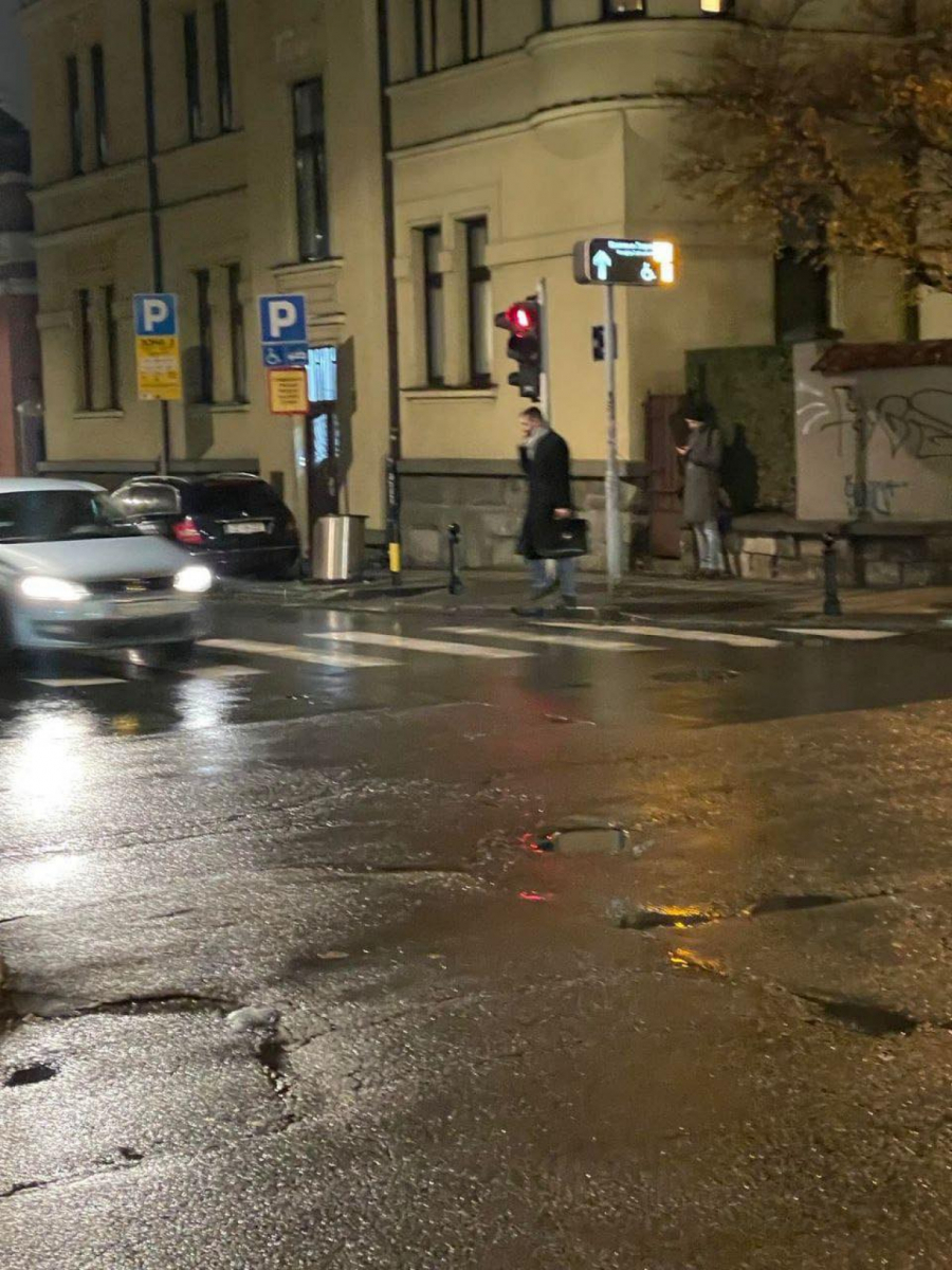 KOLOVOĐA BLOKADA KRŠI SAOBRAĆAJNE PROPISE NA VRAČARU Savo Manojlović uhvaćen na delu! (FOTO)