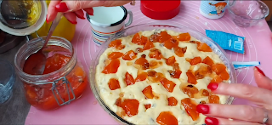 SAVRŠENA KOMBINACIJA ZA DOBRO RASPOLOŽENJE Kolač sa slatkim iz tegle, brzo i lako se sprema, a uživa natenane (VIDEO)