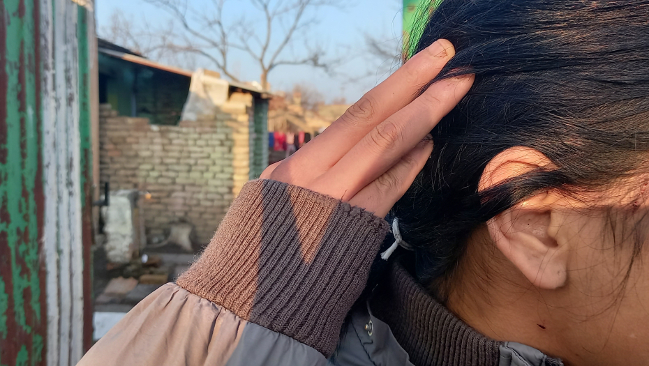 U PORODIČNOJ KUĆI PREMINULE DEVOJKE (16) VLADA MUK Lejlina majka u lošem stanju, očuh kroz suze izustio: Otišla je samo u duksu i papučama!