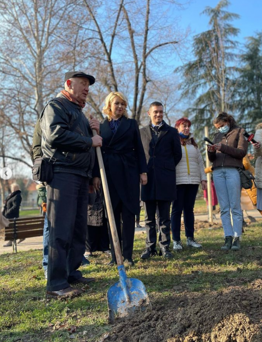 FOTOGRAFIJA DARIJE KISIĆ IZNENADILA MNOGE Ministarka uzela lopatu u ruke, pa krenula u akciju