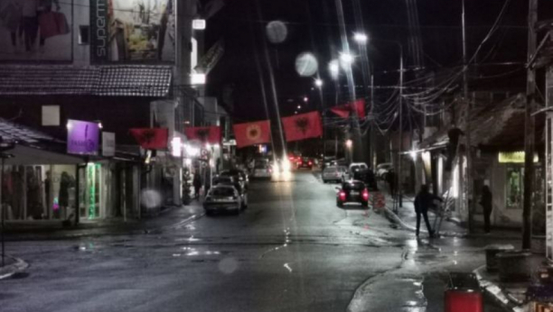PREKINUTA SMIŠLJENA I OPASNA PROVOKACIJA Sramna zastava OVK uklonjena u Kosovskoj Mitrovici