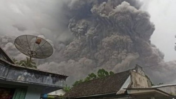 KUĆE POTPUNO ZATRPANE PEPELOM Nastavlja se evakuacija posle erupcije vulkana na Javi