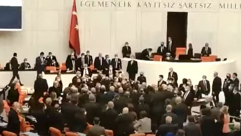 TUČA U TURSKOM PARLAMENTU Poslanici se pobili, ne zna se ko koga udara! Opšti haos! (VIDEO)