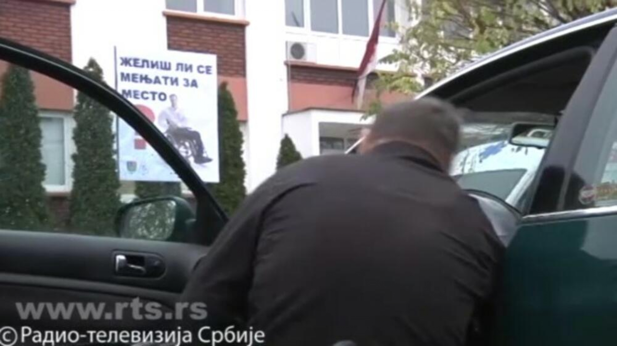 KAKO IZGLEDA ČOVEK KOJI INVALIDU ZAUZME PARKING MESTO? U Opovu imaju lek i za takve, posle ove poruke pobegnu glavom bez obzira (FOTO)