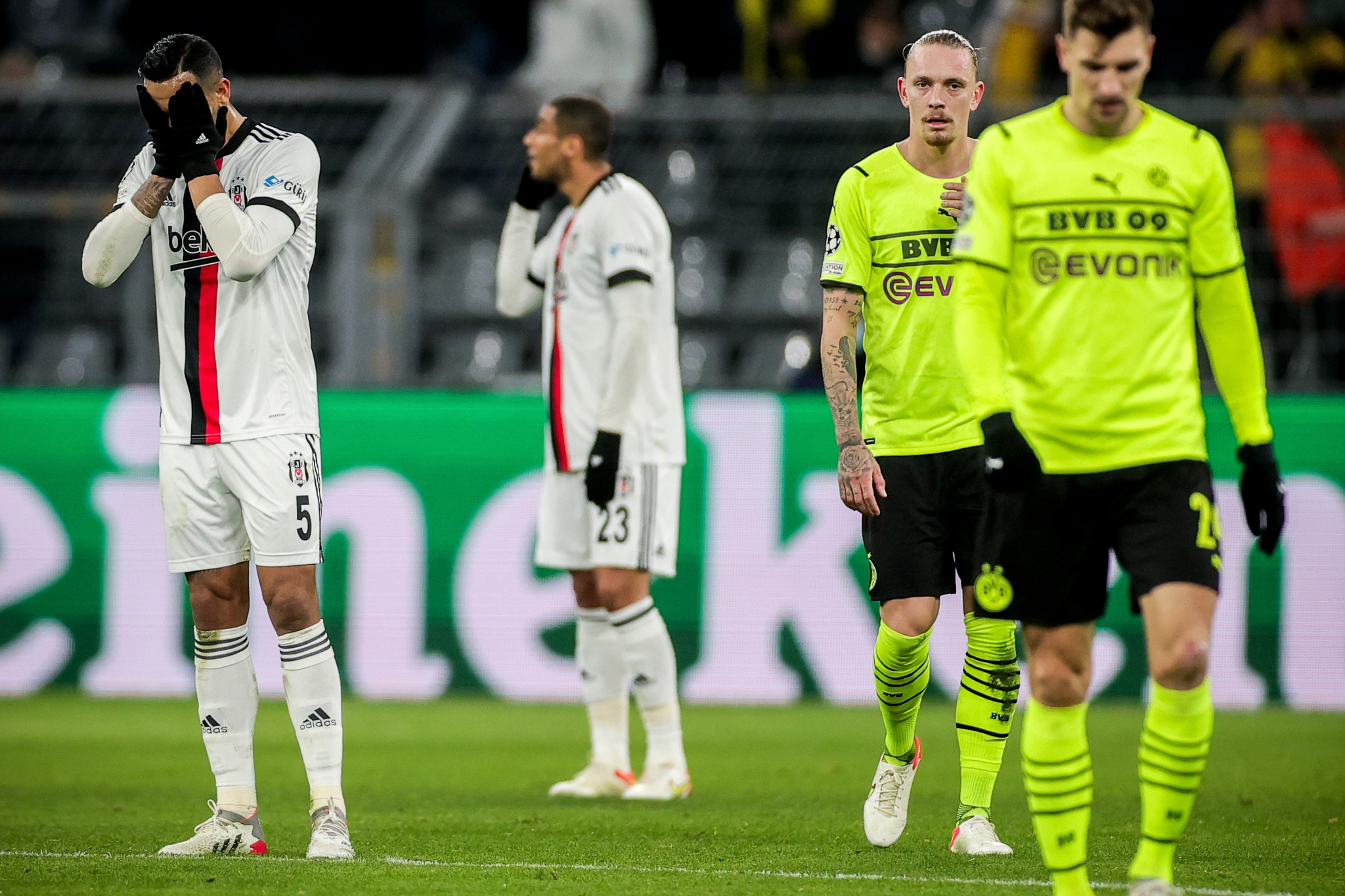 DUPLA KRUNA, PA OTKAZ! Velikan smenio trenera!