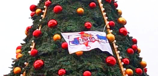 NEMA PREDAJE Delije zastavama ukrasile novogodišnju jelku u Bragi, jedna se ističe (FOTO)