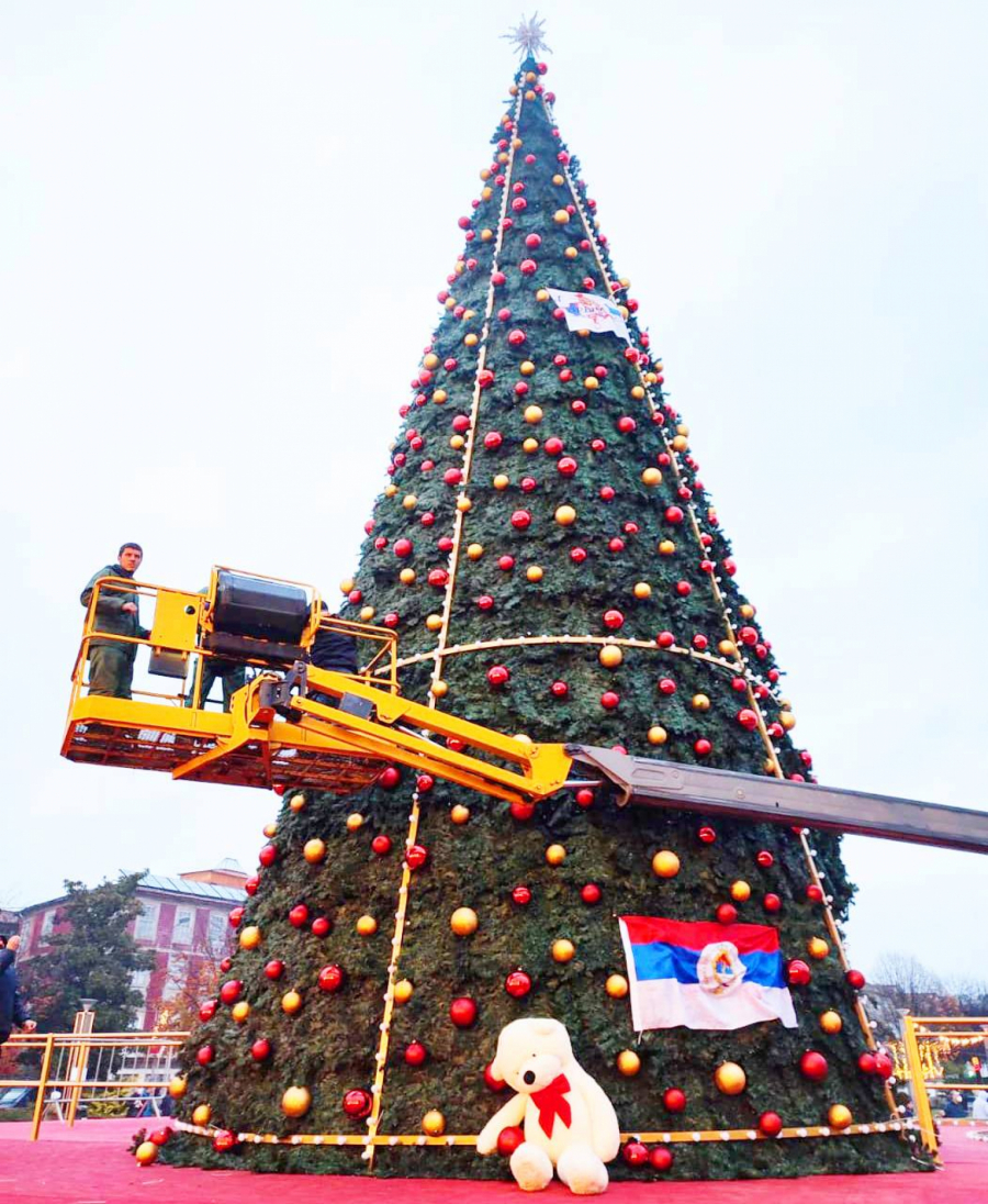 NEMA PREDAJE Delije zastavama ukrasile novogodišnju jelku u Bragi, jedna se ističe (FOTO)