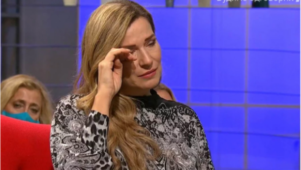 O OVOJ BOLESTI SE SVE VIŠE PRIČA Malaksalost, osip ili bol u zglobovima, ovo su neki od prvih simptoma lupusa od koje boluje i naša popularna pevačica