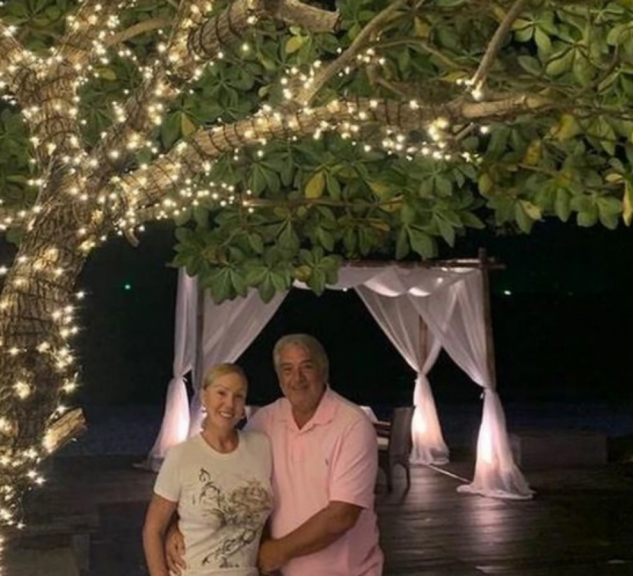 BRENA GOLIŠAVA I BEZ ŠMINKE! Pevačica i Boba proslavili 30 godina braka na Tajlandu, pa podelili fotografije sa odmora