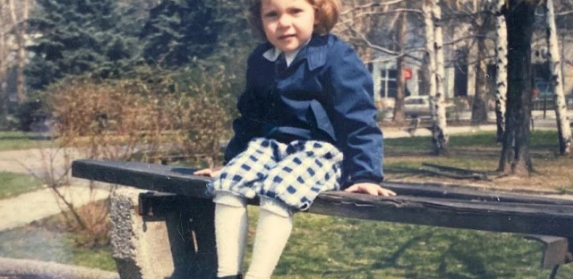 PREPOZNAJETE LI PEVAČICU SA FOTKE? Bila je u senci svojih koleginica godinama, a onda je zapevala ovaj hit i pokorila Srbiju svojim glasom!