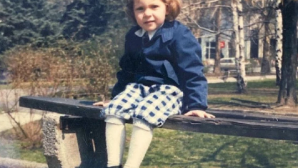 PREPOZNAJETE LI PEVAČICU SA FOTKE? Bila je u senci svojih koleginica godinama, a onda je zapevala ovaj hit i pokorila Srbiju svojim glasom!