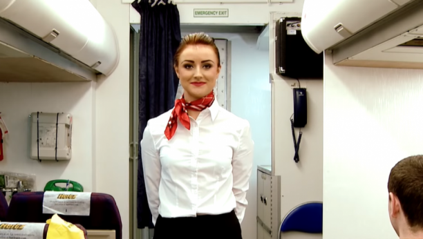 PRIMETILI STE DA STJUARDESE DRŽE RUKE IZA LEĐA DOK ULAZE U AVION Nešto žele da skriju od putnika, a evo i šta