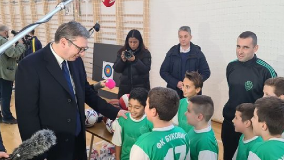 VUČIĆ OBILAZI NIČKI OKRUG Ponosan sam na našu decu