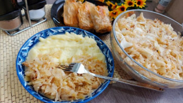 JEDNOSTAVAN POSNI RECEPT Prženi kupus,  možete iskoristiti za 3 jela, ko šta voli nek izvoli (VIDEO)