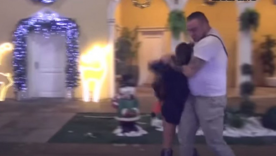 MAJA BRUTALNO IZUDARALA CARA! Filip dobio direktan udarac u glavu, obezbeđenje odmah uletelo, zahteva se momentalna diskvalifikacija!