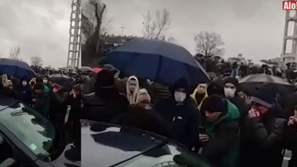 "AJDE U NAZAD! MARŠ U P... MATERINU!" Dvadeset protestanata nasrnulo na čoveka u automobilu uz jezive psovke! (VIDEO)