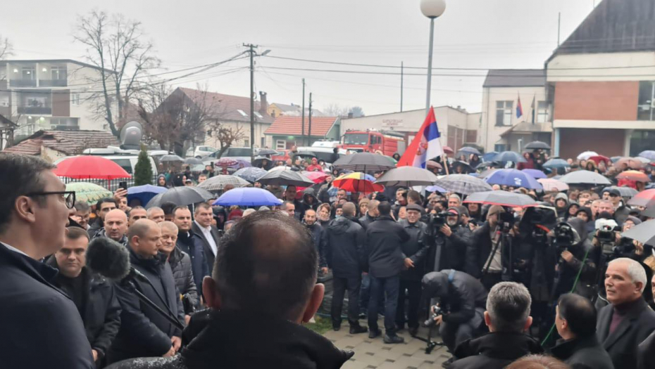 PREDSEDNIK VUČIĆ OBIŠAO DOLJEVAC Obezbedićemo sigurno nebo svim građanima Srbije (FOTO/VIDEO)
