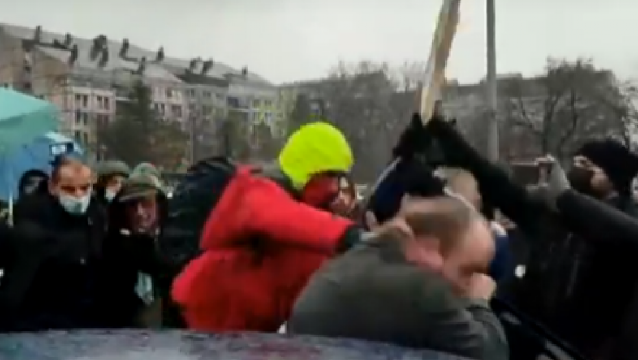 PRAVA SLIKA DANAŠNJIH PROTESTA Huligani na ulicama pod zelenom agendom tuku sugrađane (UZNEMIRUJUĆI SNIMAK)