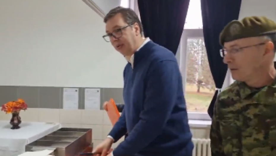 VUČIĆ SA VOJNIČKIM SASTAVOM: "Tradicionalno dobar pasulj!" (VIDEO)