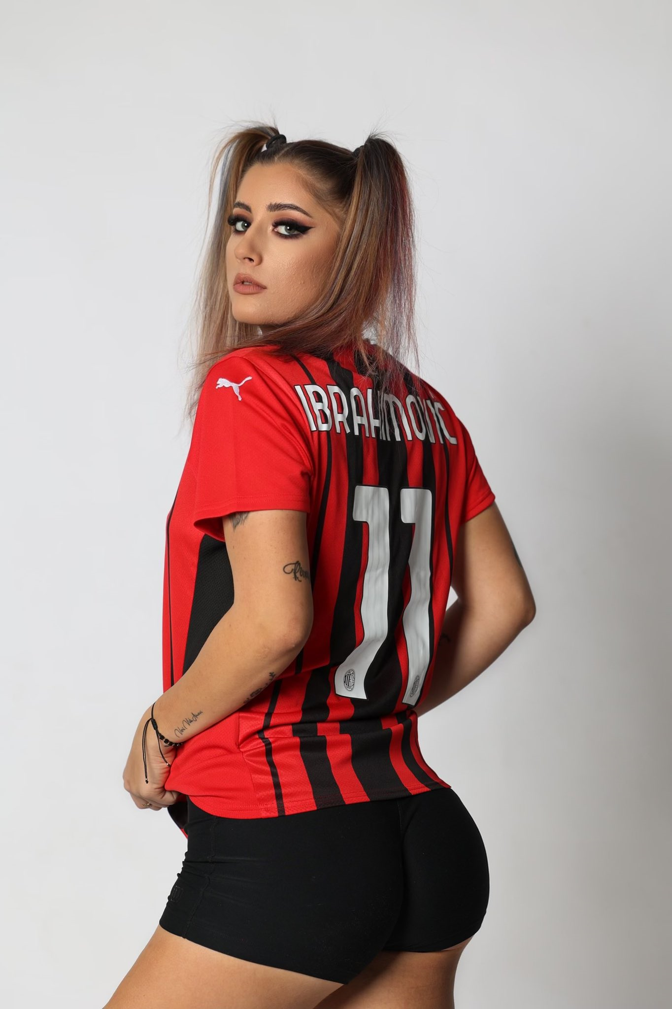 OBOŽAVA SRBIJU I ĐOKOVIĆA, A SADA JE POKAZALA KOLIKO JE SE*SI! Lepa Andrea obukla dres poznatog fudbalera, a kada se okrenula muškarci su odlepili! (FOTO)