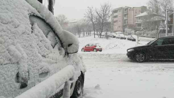 VAŽAN SAVET ZA VOZAČE Kako da vam automobil ne zaledi tokom noći