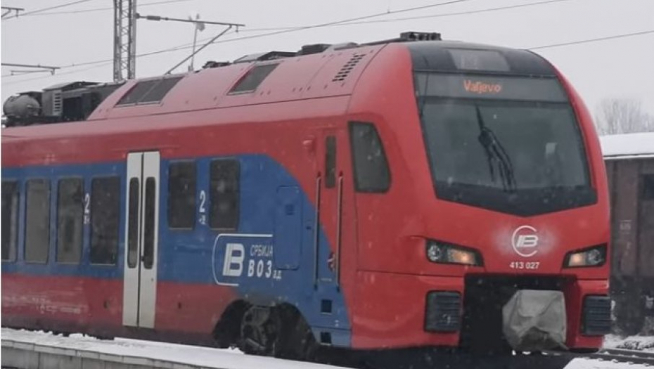 ZAGLAVLJEN VOZ SA 50 PUTNIKA KOD VALJEVA Palo drveće na kontaktnu mrežu, ljudi na pruzi više od dva sata