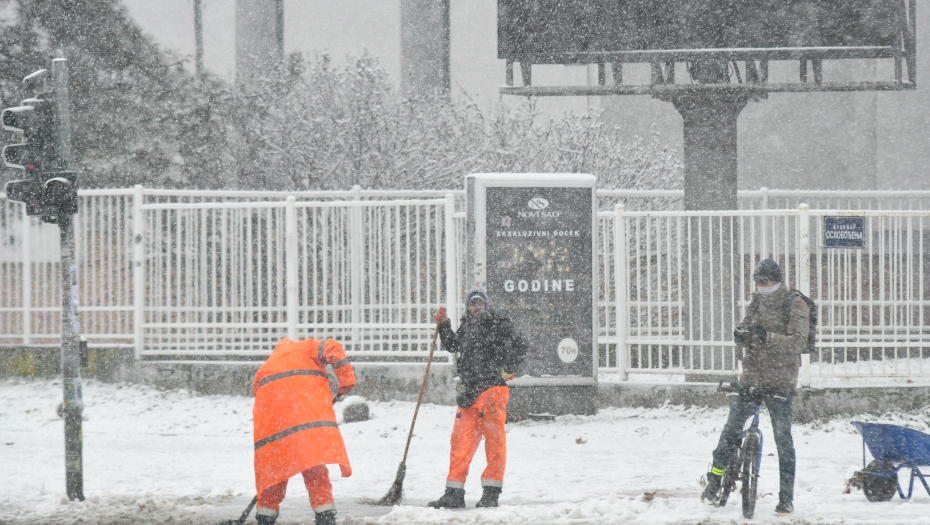 120 KAMIONA BEOGRAD PUTA ČISTI ULICE Preko 300 radnika u akciji uklanjanja snega (FOTO)