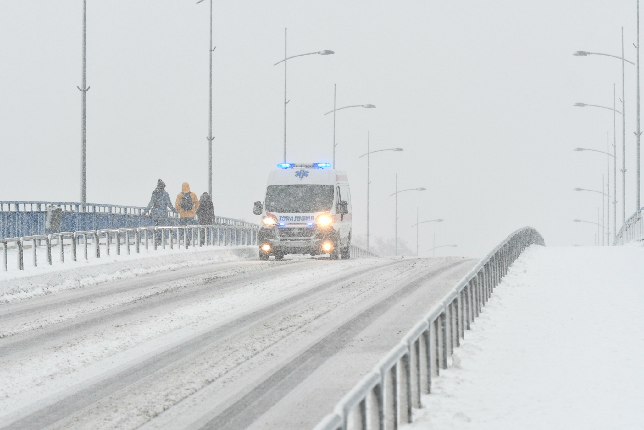 AMSS IZDAO UPOZORENJE VOZAČIMA: Sneg na putevima u Srbiji, gužve i na granicama