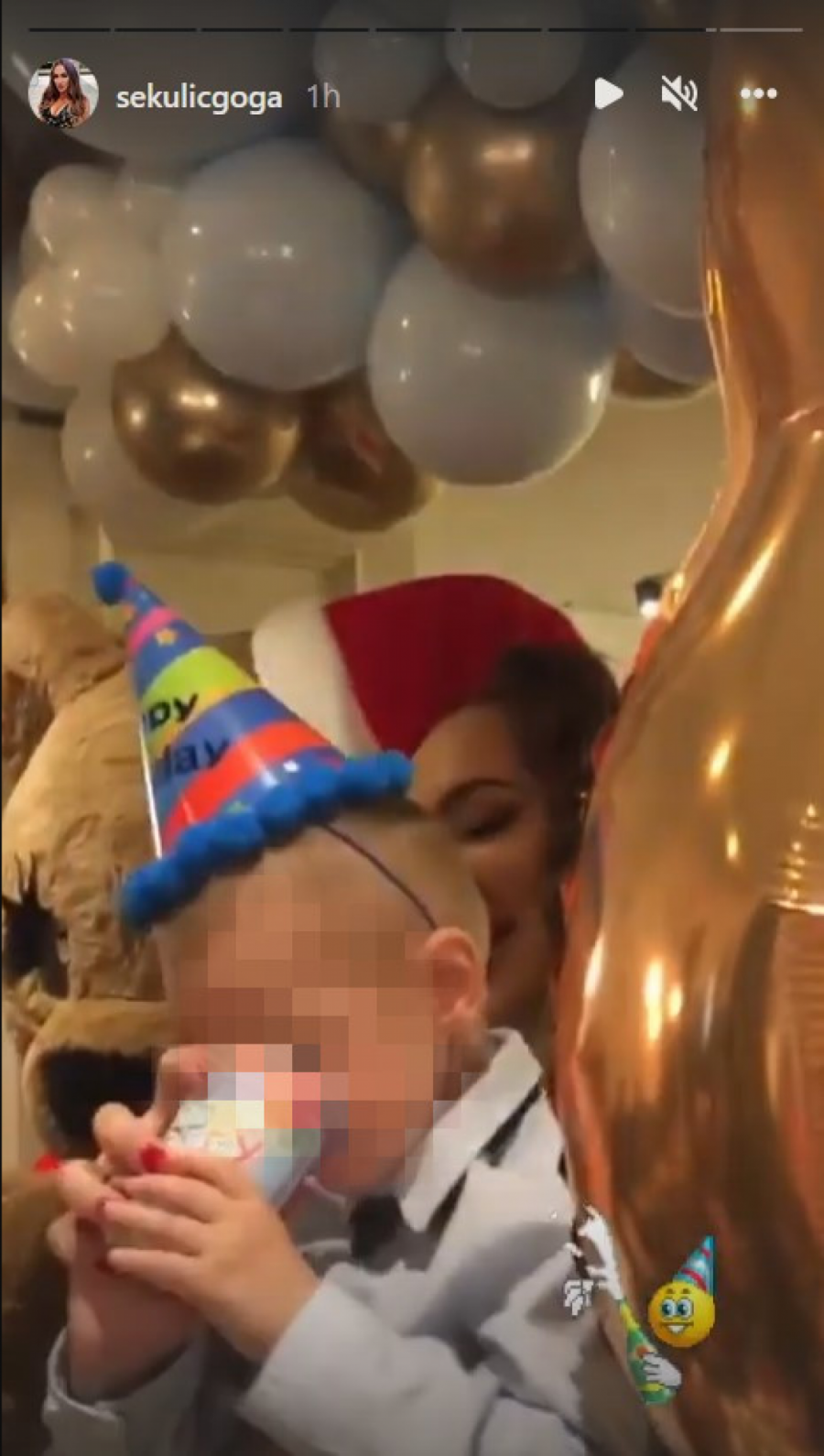 SLAVLJE U DOMU GOGE SEKULIĆ Pevačica prima čestitke sa svih strana, ne skida osmeh sa lica!