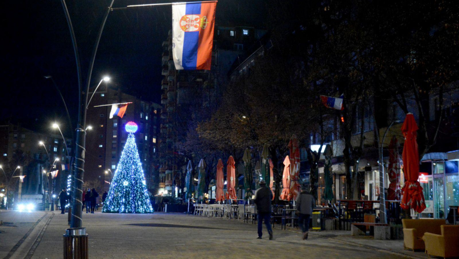 NOVOGODIŠNJA ČAROLIJA U KOSOVSKOJ MITROVICI Građani uživaju prazničnoj idili (FOTO)