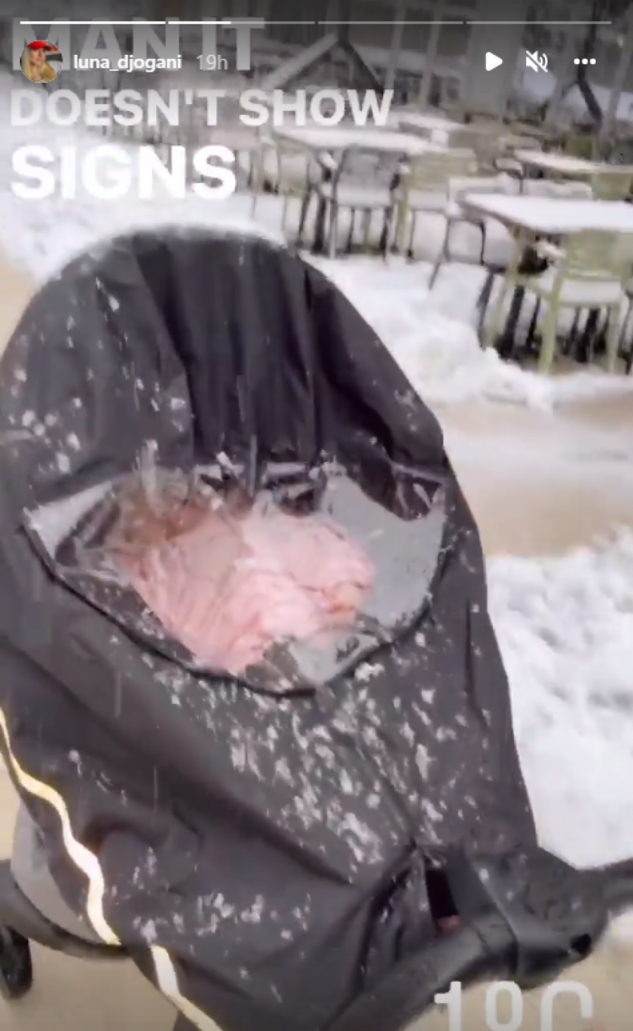 MIJIN PRVI SNEG! Luna i Marko izveli ćerku u večernju šetnju, pogledajte kako su se proveli!