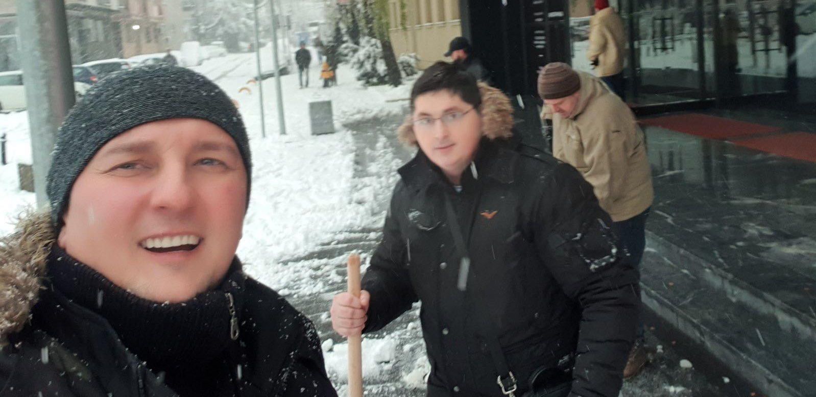 PRE SVEGA SAVESNI GRAĐANI, PA ONDA POLITIČARI Uglješa Mrdić i Marko Ivetć čiste sneg ispred BDP