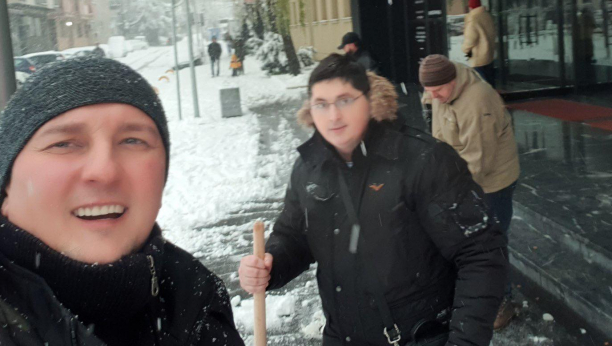 PRE SVEGA SAVESNI GRAĐANI, PA ONDA POLITIČARI Uglješa Mrdić i Marko Ivetć čiste sneg ispred BDP