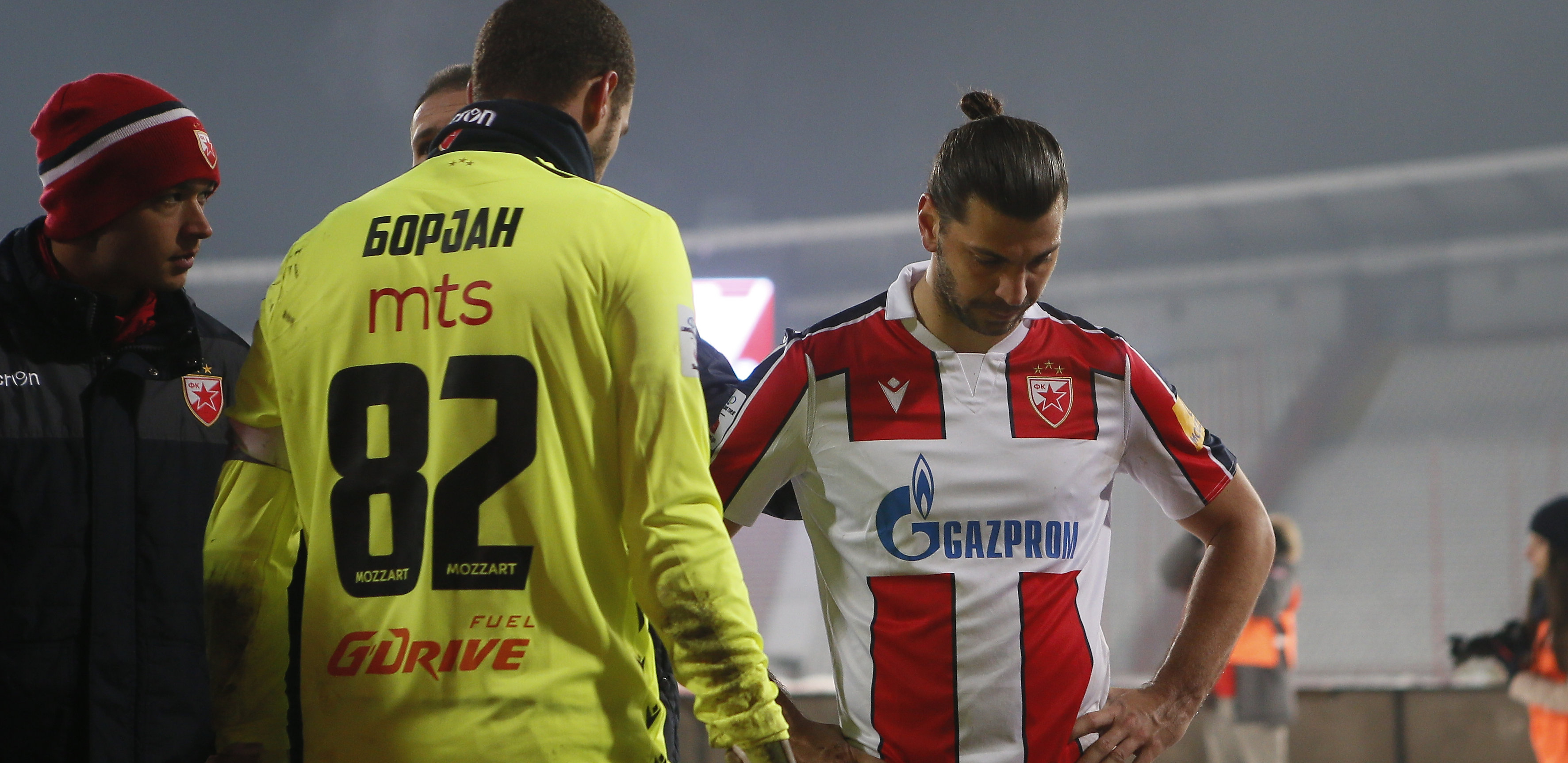 "MILJENIK" ZVEZDAŠA POBESNEO, PA ZAPLAKAO ZBOG KIKSA! Baš mu je teško pao remi protiv Radnika, navijači i saigrači ga tešili! (VIDEO)