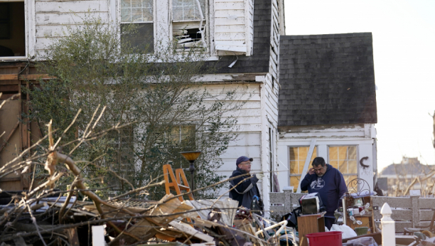 OBJAVLJEN NEVEROVATAN SNIMAK Dve bebe izvučene iz ruševina nakon tornada: Baka je heroj! (VIDEO)