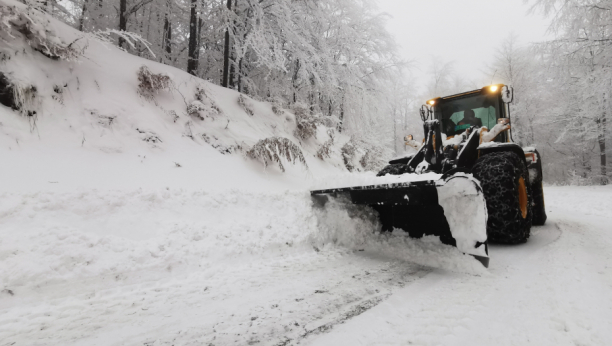 AMSS IZDAO UPOZORENJE VOZAČIMA: Sneg na putevima u Srbiji, gužve i na granicama