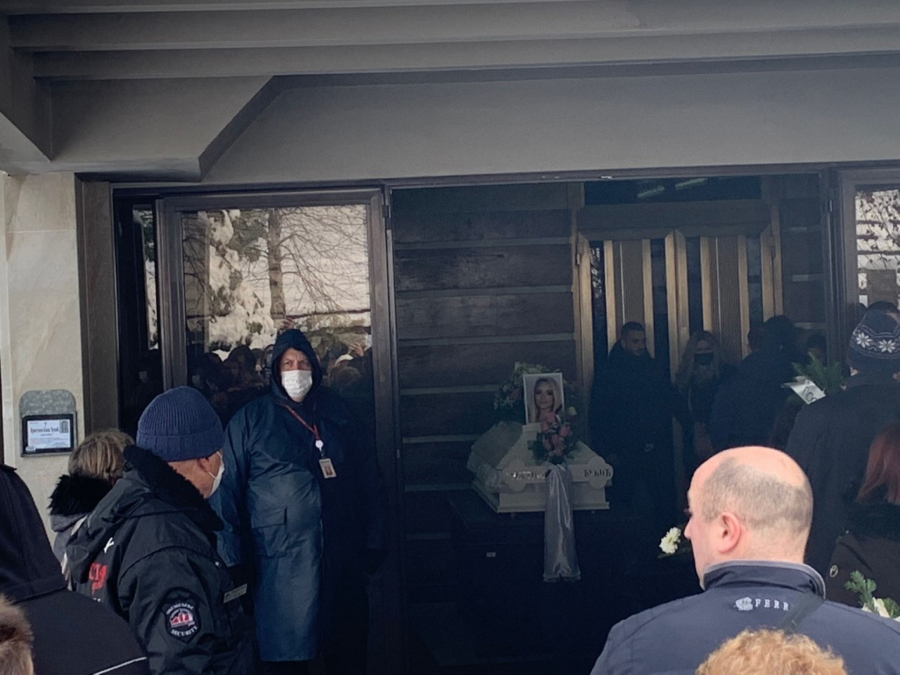 POTPUNO SLOMLJENA I SKRHANA BOLOM Majka Kristine Kike Đukić na sahranu došla u pratnji sestara jutjuberke (FOTO)