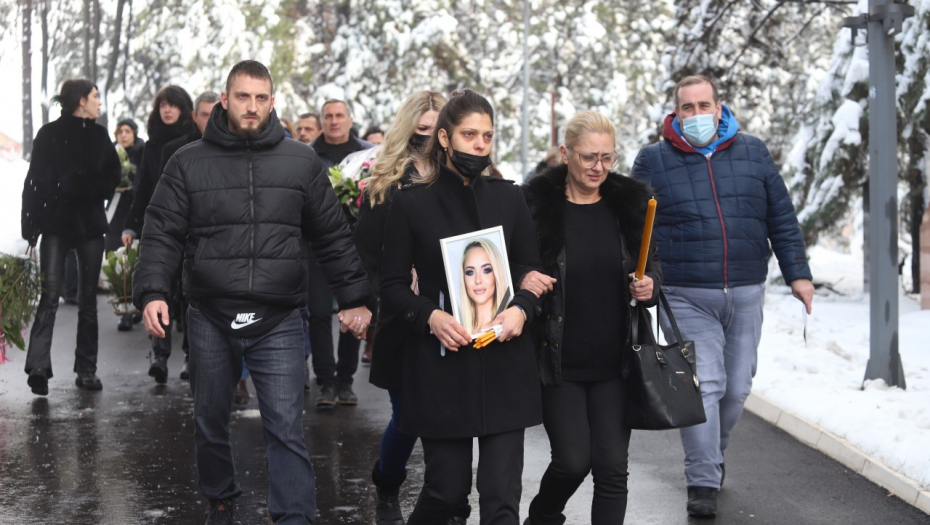 POSLEDNJE REČI KIKINE MAJKE RAZARAJU DUŠU: Bebo otišla si na bolje mesto, gde nema mržnje i pakosti...