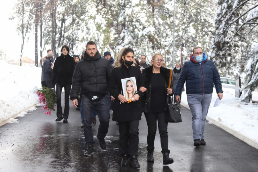 POSLEDNJE REČI KIKINE MAJKE RAZARAJU DUŠU: Bebo otišla si na bolje mesto, gde nema mržnje i pakosti...