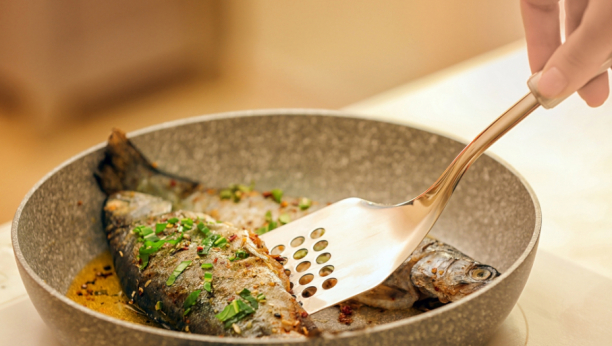 SMRAD PRŽENE RIBE ZABORAVITE  Uz OVE trikove svetski poznatih kuvarica, spremanje POSNE SLAVE ne mora da bude NOĆNA MORA!