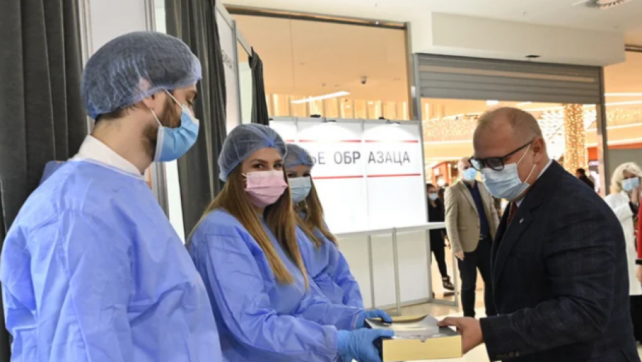 VESIĆ ZADOVOLJAN I POZIVA NA DALJU VAKCINACIJU  "To je razlog pada broja zaraženih u Beogradu"