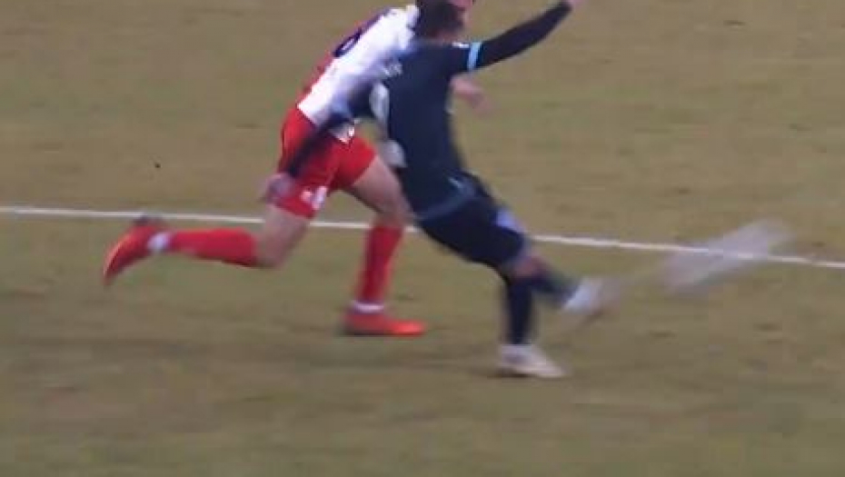 SUPERLIGA IMA GOL SEZONE! Napadač Spartaka na neverovatan način sa centra zatresao mrežu protivničke ekipe! (VIDEO)