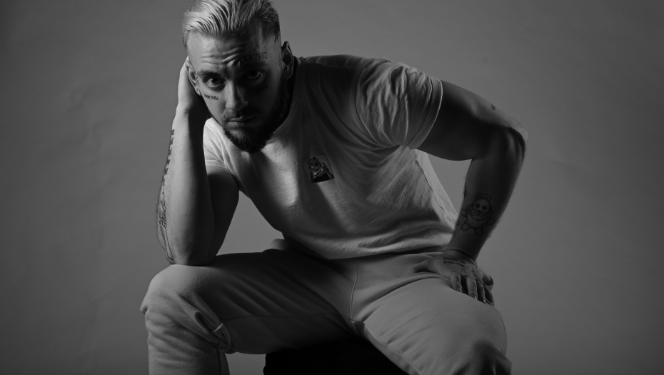 MILJENIK MLADIH! Intrigantni pisac Stevan Daničić predstavlja novu knjigu “alba” na Sajmu knjiga