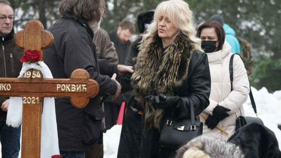 "TRAŽIM OSLONAC DA NE PADNEM OD BOLA" Udovica Marinka Rokvića ne krije tugu: DRHTIM KAO PRUT NA HLADNOM VETRU!