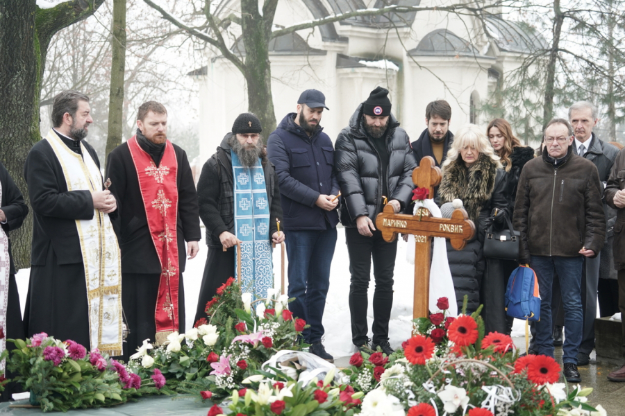 SINOVI MARINKA ROKVIĆA NA OKUPU, STIGAO I DARIO NA POMEN Pevačevom kumu pozlilo na grobu, nije mogao da dođe do vazduha!
