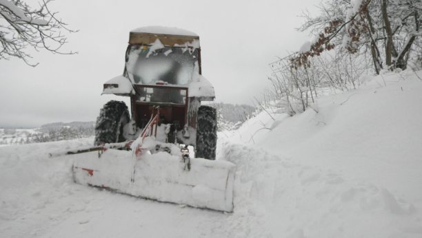 BAGERI SE NE GASE Peti dan borbe sa snežnim blokadama, većina meštana ivanjičkih i dragačevskih sela dobilo struju (FOTO)